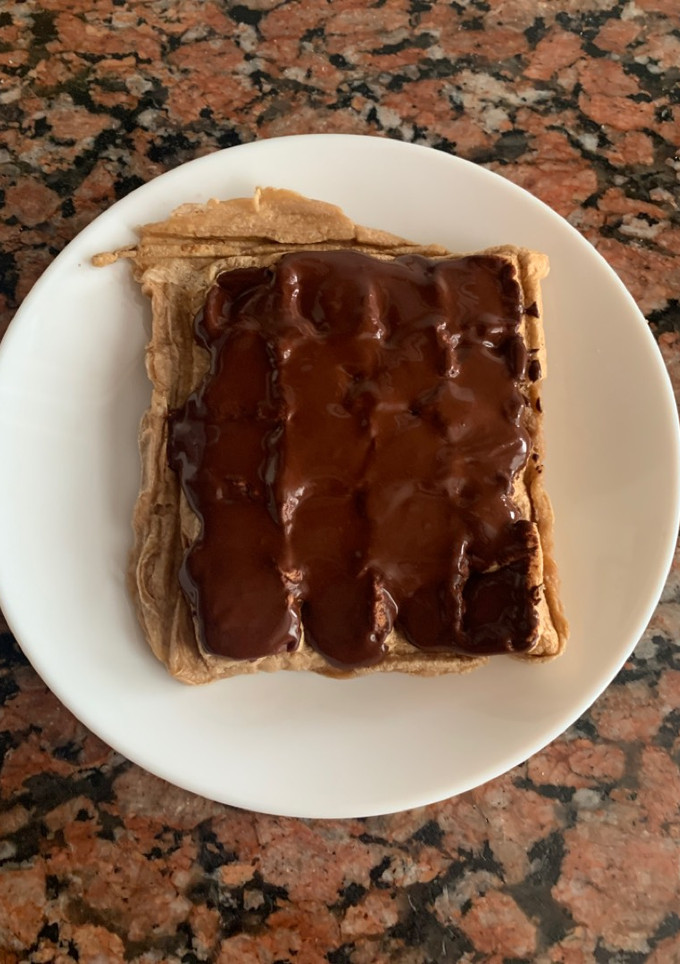 Una foto de Gofre de harina de avena con nocilla fit