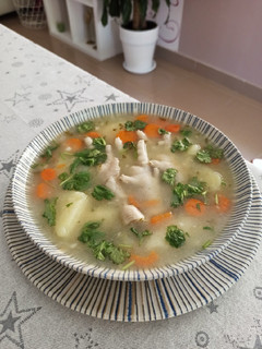 Una foto de Caldo de patas de pollo