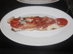 Una foto de Trucha con beicon, tomate y queso