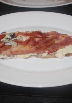Una foto de Trucha con beicon, tomate y queso