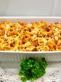 Macarrones con salchichas y chorizo, rellenos de queso
