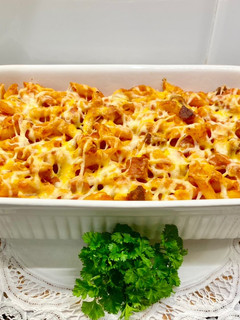 Una foto de Macarrones con salchichas y chorizo, rellenos de queso