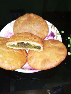हिरव्या तुरीची कचोरी (hirvya tooriche kachori recipe in marathi) रेसिपी चे मुख्य फोटो 