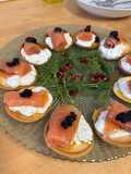 Canapés de salmón con crema de burrata y cítricos