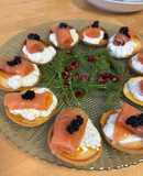 Canapés de salmón con crema de burrata y cítricos