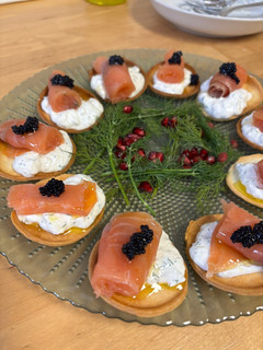Una foto de Canapés de salmón con crema de burrata y cítricos