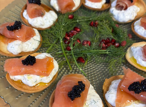 Una foto de Canapés de salmón con crema de burrata y cítricos