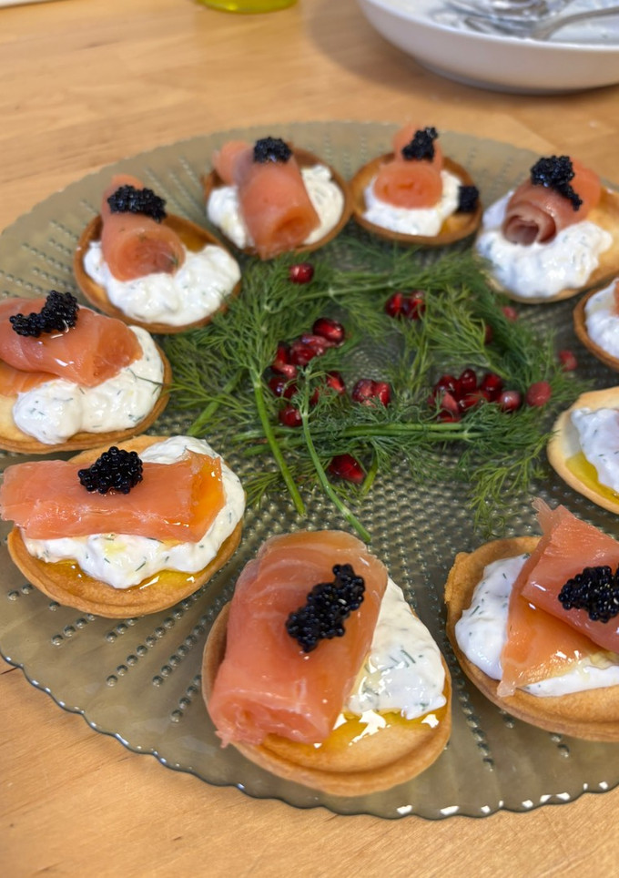 Una foto de Canapés de salmón con crema de burrata y cítricos