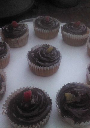 Una foto de Cup cakes de vainilla decorados con crema de chocolate