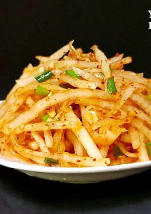 Hình của món Nộm củ Cải 무생채.