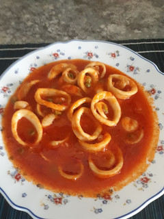 Una foto de Anillas de calamar en salsa de pimientos de piquillo en olla GM
