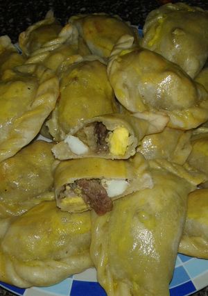 Una foto de Empanadas caseras con carne cortada a cuchillo