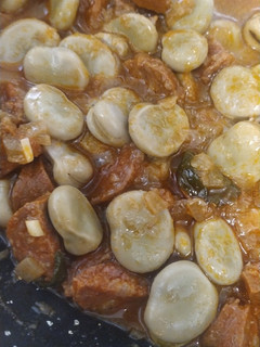 Una foto de Habas frescas guisadas con chorizo