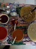 Pozole de maíz azul y otro rojo, con veintisiete salsas para colorea, sazonar y aromatizar al gusto, tipo bufet para fiesta de 50 personas