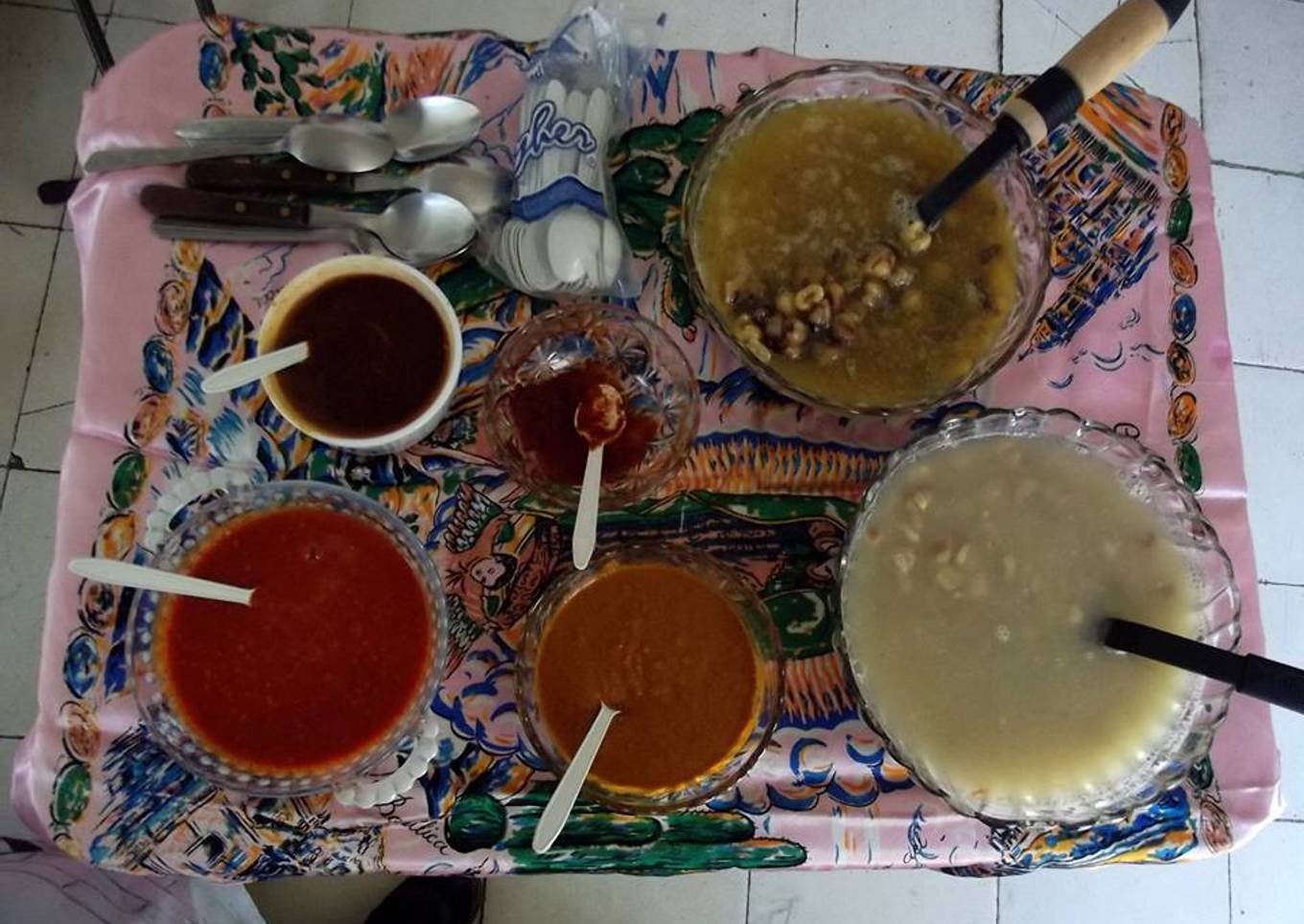 Pozole de maíz azul y otro rojo, con veintisiete salsas para colorea, sazonar y aromatizar al gusto, tipo bufet para fiesta de 50 personas