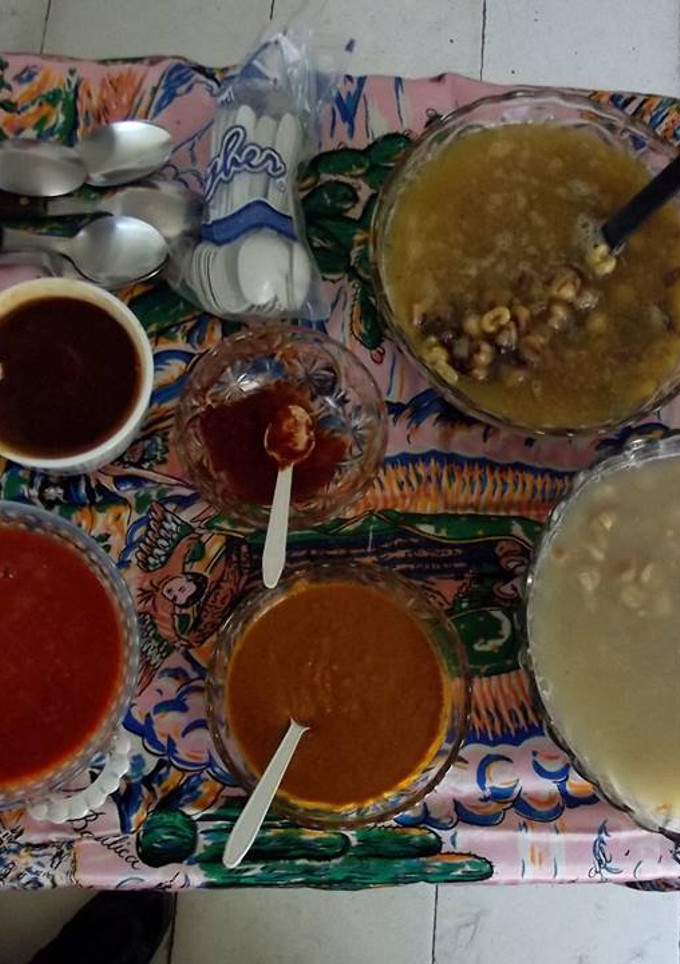 Una foto de Pozole de maíz azul y otro rojo, con veintisiete salsas para colorea, sazonar y aromatizar al gusto, tipo bufet para fiesta de 50 personas