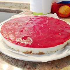 Una foto de Tarta de queso y mermelada de fresas