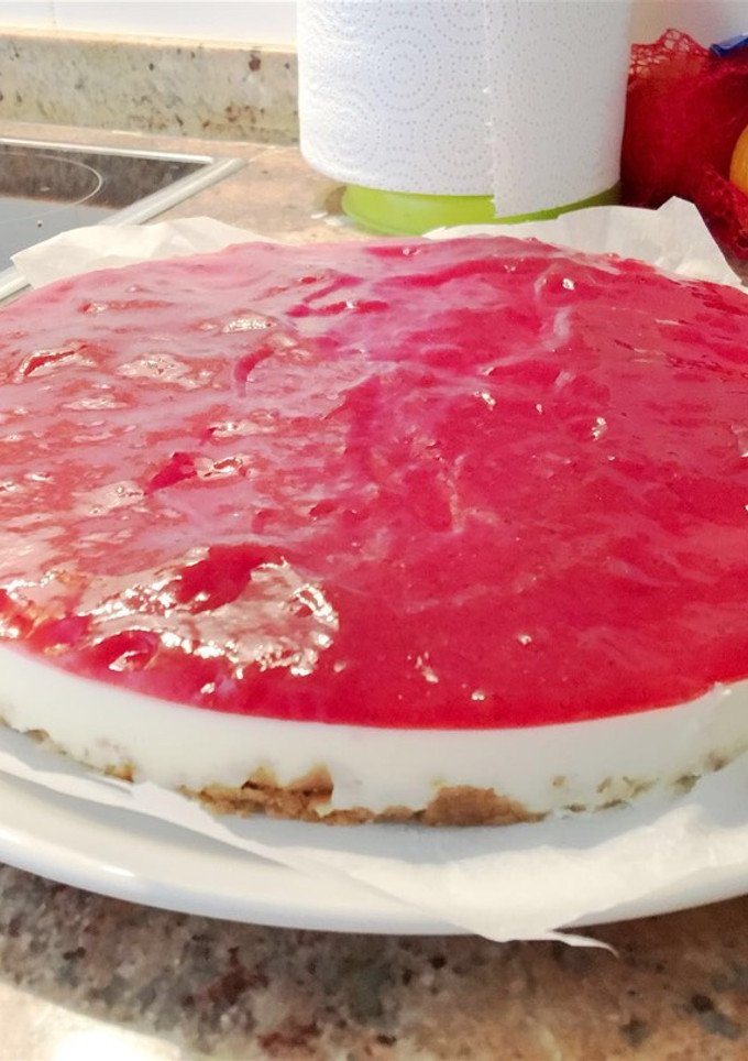 Una foto de Tarta de queso y mermelada de fresas