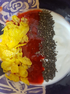 Una foto de Queso fresco con fresa y corn flakes