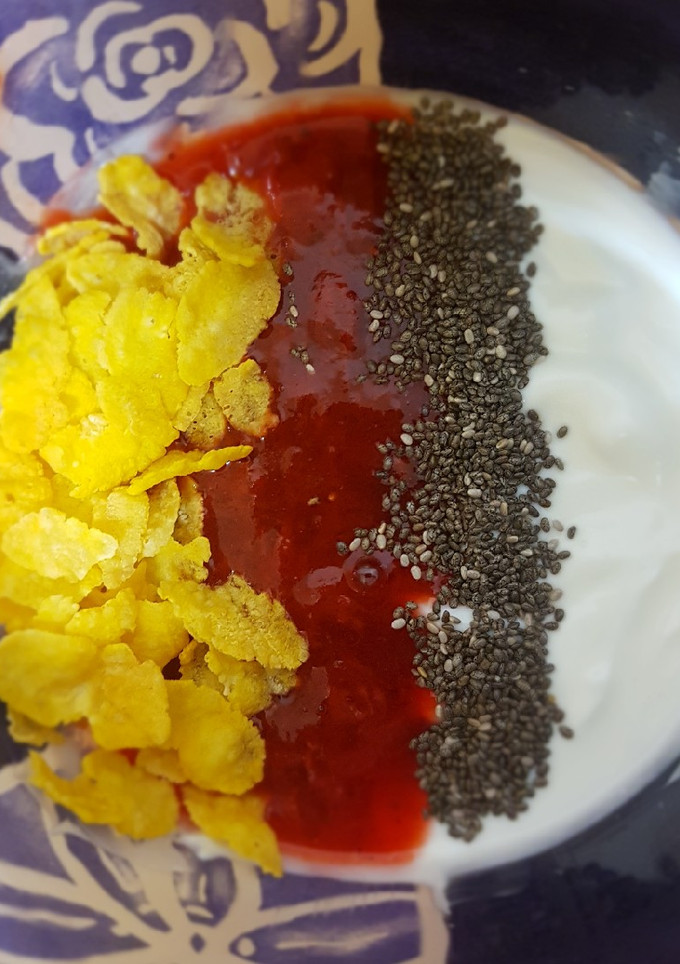 Una foto de Queso fresco con fresa y corn flakes