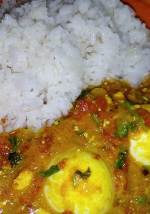 A picture of Egg curry.