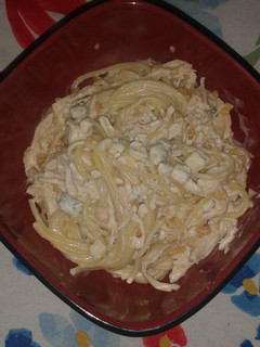 Una foto de Espaguetis con pollo y maní a la cerveza