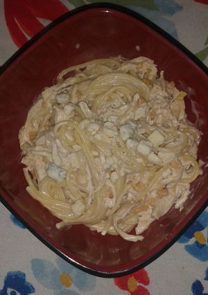 Una foto de Espaguetis con pollo y maní a la cerveza