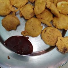 A picture of Aloo pyaz pakoda.