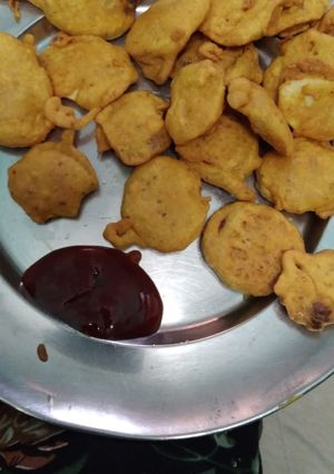 A picture of Aloo pyaz pakoda.