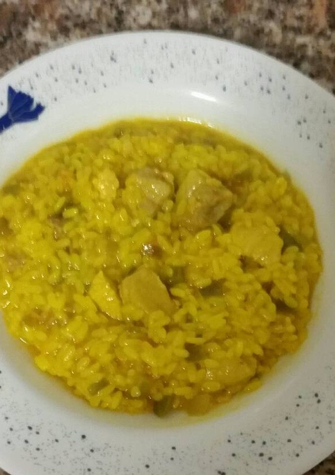 Una foto de Arroz con pollo y costillas