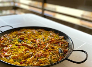 Foto principal de Paella con preparado de marisco y verduras 🥘