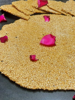 તલની ચીક્કી (Til Chikki Recipe In Gujarati) રેસીપી મુખ્ય ફોટો
