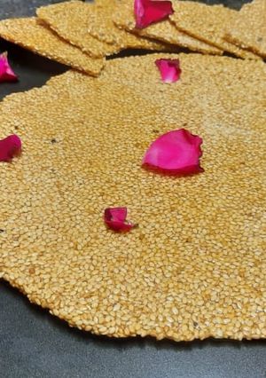 તલની ચીક્કી (Til Chikki Recipe In Gujarati) રેસીપી મુખ્ય ફોટો