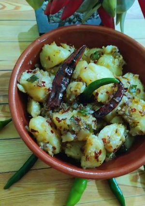 হিং এর জলে আলু মরিচ (Hing er jol e aloo morich recipe in Bengali) রেসিপির প্রধান ছবি