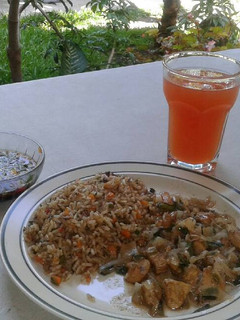 Una foto de Arroz frito y pollo teriyaki