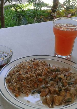 Una foto de Arroz frito y pollo teriyaki