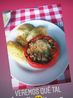 Una foto de Pimentón relleno con papas doradas