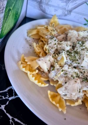 A picture of Creamy Chicken and Mushroom Pasta.