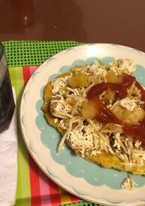 Una foto de Patacón relleno con pollo y papas ripio