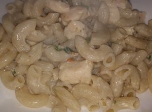 Una foto de Fideos coditos con crema de verdeo y pollo 💜