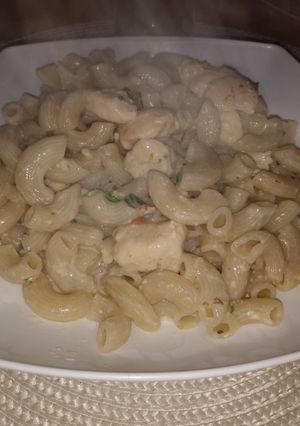 Una foto de Fideos coditos con crema de verdeo y pollo 💜