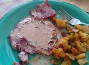 Una foto de Chuletas ahumadas con crema de chipotle. ॐ
