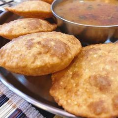 A picture of Urad dal ki poori.