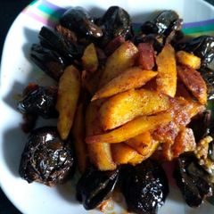 A picture of Masala brinjal and fried potato wedges.