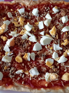Una foto de Pizza con atún y huevo duro
