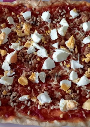Foto principal de Pizza con atún y huevo duro