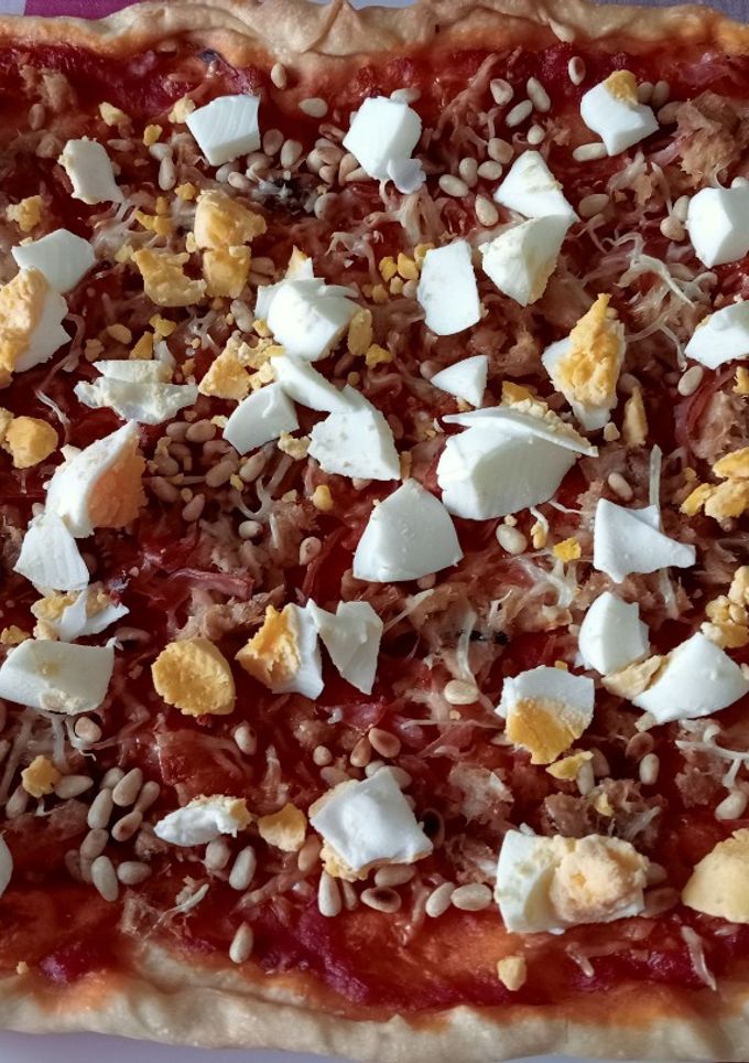 Una foto de Pizza con atún y huevo duro