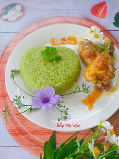 Hình của món Xôi lá dứa đùi gà chiên.