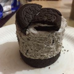 A picture of Oreo cream cake.