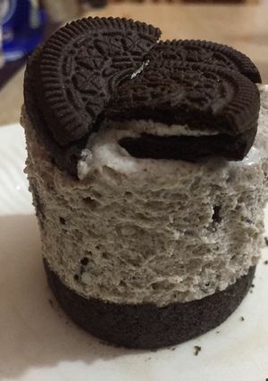 A picture of Oreo cream cake.
